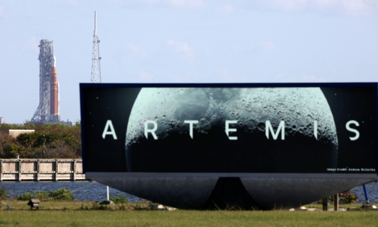 La fusée SLS Artemis II de la NASA et le vaisseau spatial Orion sur l’aire de lancement 39B du centre spatial Kennedy, à Cap Canaveral, en Floride, le 20 mars 2026