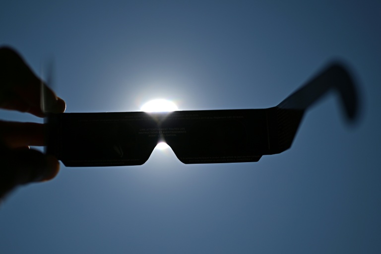 Des lunettes de protection destinées à observer l'éclipse de soleil du 12 août, le 5 août 2026 à Béziers