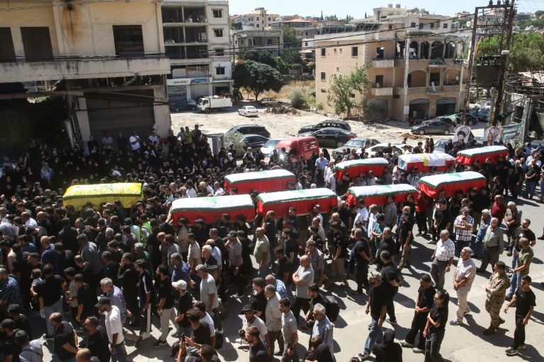 Les funérailles de victimes d'une frappe aérienne israélienne ayant visé le village de Kfar Remmane la veille, dans le sud du Liban, le 8 septembre 2026