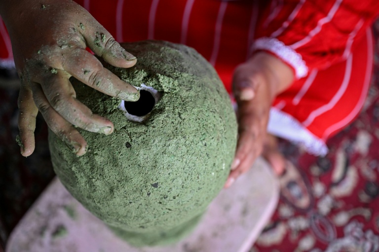 Fabrication d'un vase en utilisant des herbes aquatiques séchées du lac Dal à Srinagar au CAhemire indien, le 19 août 2026