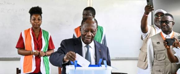 Le président sortant et candidat à la présidentielle ivoirienne Alassane Ouattara vote à Abidjan le 25 octobre 2025 Le président sortant et candidat à la présidentielle ivoirienne Alassane Ouattara vote à Abidjan le 25 octobre 2025