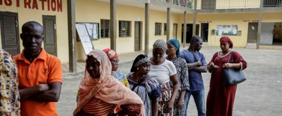 Des électeurs attendent de voter pour la présidentielle ivoirienne dans le quartier de Yopougon, à Abidjan, le 25 octobre 2025 Des électeurs attendent de voter pour la présidentielle ivoirienne dans le quartier de Yopougon, à Abidjan, le 25 octobre 2025