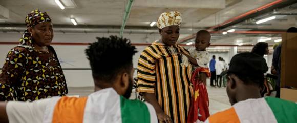 Des représentants de la commission électorale supervisent les opérations de vote pour la présidentielle ivoirienne, à Abidjan le 25 octobre 2025 Des représentants de la commission électorale supervisent les opérations de vote pour la présidentielle ivoirienne, à Abidjan le 25 octobre 2025
