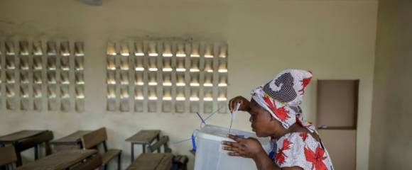 Une femme dépose son bulletin dans l'urne lors de la présidentielle ivoirienne, le 25 octobre 2025 à Abidjan Une femme dépose son bulletin dans l'urne lors de la présidentielle ivoirienne, le 25 octobre 2025 à Abidjan