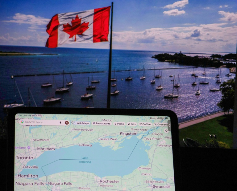 Une carte Google identifie le lac Ontario comme le "lac Amérique", devant une photo du lac du côté canadien à Toronto, le 30 août 2026