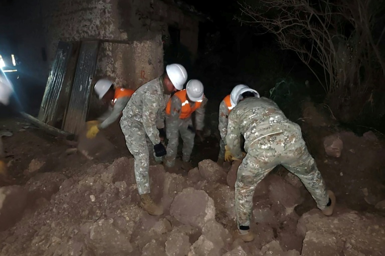Les premiers intervenants fouillent des maisons effondrées à la périphérie de Huancayo, à environ 300 km à l'est de Lima dans le département de Junin, au Pérou, le 19 juillet 2026