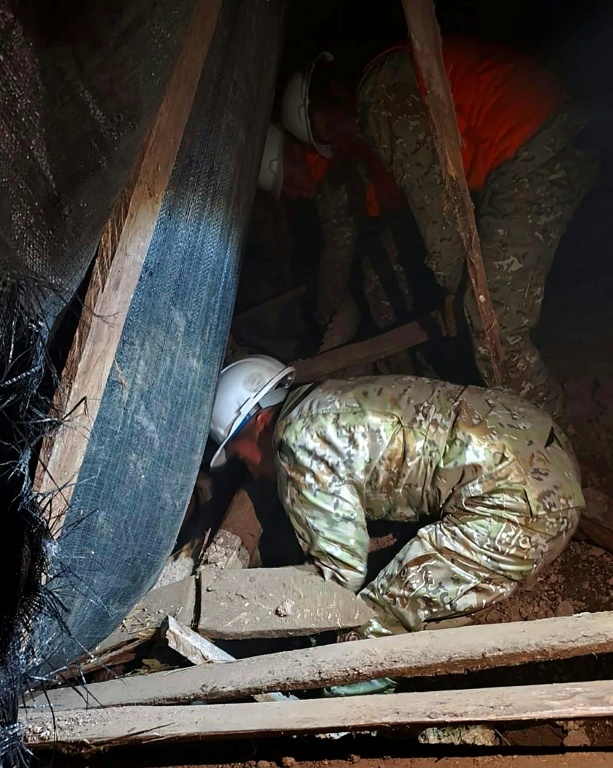 Fouilles des maisons effondrées à la périphérie de Huancayo, à environ 300 km à l’est de Lima, le 19 juillet 2026, à la suite d’un séisme de magnitude 5,1.