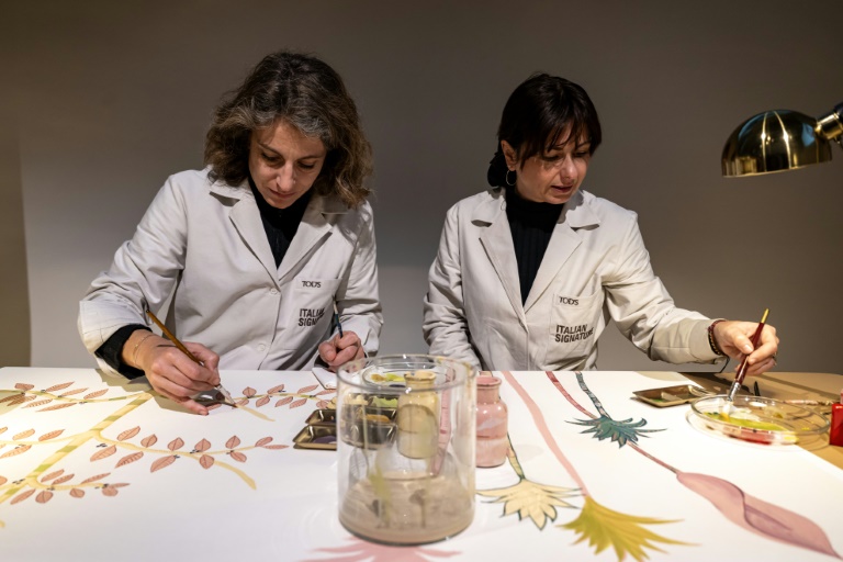 Des artisans exposent leur savoir-faire "made in Italy", à l'entrée du défilé Tod's, à Milan, le 27 février 2026