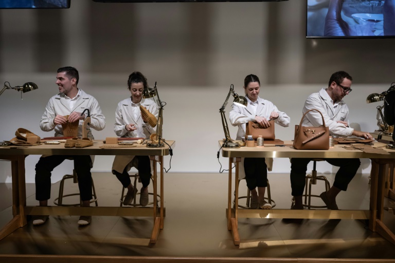 A l’entrée du défilé Tod’s à Milan, des artisans réalisent des articles en cuir et des broderies "Made in Italy", le 27 février 2026