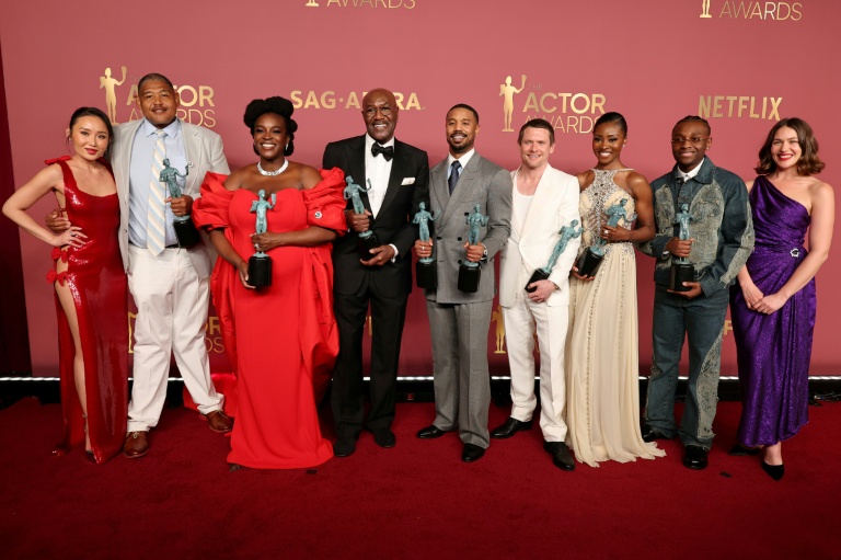 L'acteur américain Michael B. Jordan avec l'équipe du film "Sinners" lors des Actor Awards à Los Angeles, le 1er mars 2026 en Californie