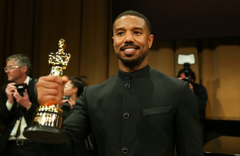 L'acteur américain Michael B. Jordan reçoit l'Oscar du meilleur acteur pour son rôle dans "Sinners", le 15 mars 2026 à Hollywood, en Californie