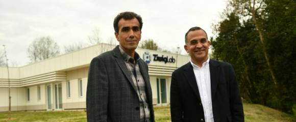 Les dirigeants du laboratoire d'analyses de l'endométriose Ziwig Lab, Yahya El Mir (à gauche) et Hikmat Chahine, à Tercis-les-Bains, dans les Landes, le 25 mars 2024 Les dirigeants du laboratoire d'analyses de l'endométriose Ziwig Lab, Yahya El Mir (à gauche) et Hikmat Chahine, à Tercis-les-Bains, dans les Landes, le 25 mars 2024