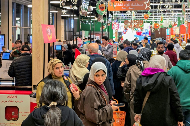Dans un supermarché de la capitale libyenne, Tripoli, le 16 février 2026, à l'approche du mois sacré musulman de jeûne du ramadan
