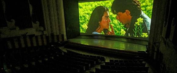 Une scène emblématique du film bollywoodien "Dilwale Dulhania Le Jayenge", lors de sa diffusion au cinéma Maratha Mandir de Bombay, le 17 octobre 2025 Une scène emblématique du film bollywoodien "Dilwale Dulhania Le Jayenge", lors de sa diffusion au cinéma Maratha Mandir de Bombay, le 17 octobre 2025