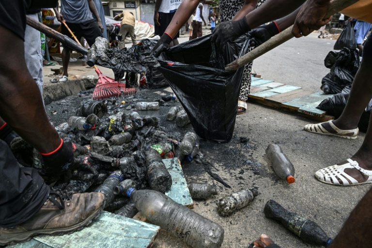 Des déchets ramassés par de jeunes bénévoles à Abidjan, en Côte d'Ivoire, le 22 mars 2026