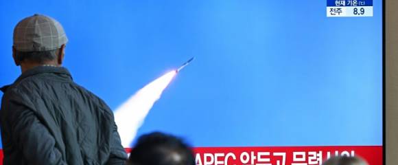 Un écran de télévision diffuse un journal télévisé avec des images d'archives d'un test de missile nord-coréen, dans une gare de Séoul, le 22 octobre 2025 en Corée du Sud Un écran de télévision diffuse un journal télévisé avec des images d'archives d'un test de missile nord-coréen, dans une gare de Séoul, le 22 octobre 2025 en Corée du Sud