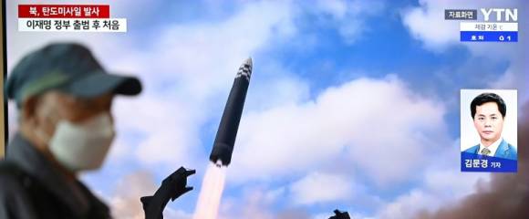 Un écran de télévision diffuse un journal télévisé avec des images d'archives d'un test de missile nord-coréen, dans une gare de Séoul, le 22 octobre 2025 en Corée du Sud Un écran de télévision diffuse un journal télévisé avec des images d'archives d'un test de missile nord-coréen, dans une gare de Séoul, le 22 octobre 2025 en Corée du Sud