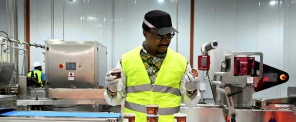 Alahassane Diakité dans son usine de chocolat, à Divo, en Côte d'Ivoire, le 20 octobre 2025 Alahassane Diakité dans son usine de chocolat, à Divo, en Côte d'Ivoire, le 20 octobre 2025