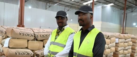 Les frères jumeaux Fousseni (d) et Alahassane Diakité, dans leur usine de chocolat, à Divo, en Côte d'Ivoire, le 20 octobre 2025 Les frères jumeaux Fousseni (d) et Alahassane Diakité, dans leur usine de chocolat, à Divo, en Côte d'Ivoire, le 20 octobre 2025