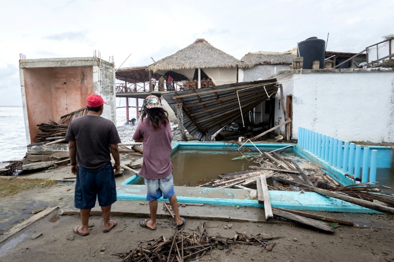 Des habitants observent une structure endommagée par l'ouragan Polo à Playa Azul, à Lázaro Cárdenas , dans l'Etat du Michoacán, au Mexique, le 24 septembre 2026