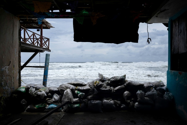 Des sacs de sable empilés comme protection contre les fortes vagues engendrées par l'ouragan Polo à Playa Azul, à Lázaro Cárdenas, dans l'Etat du Michoacán, le 24 septembre 2026 au Mexique