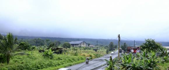 La route principale du village côtier d'Idenau vue depuis une chambre de l'hôtel All Eyes On Me, le 4 octobre 2025 au Cameroun La route principale du village côtier d'Idenau vue depuis une chambre de l'hôtel All Eyes On Me, le 4 octobre 2025 au Cameroun