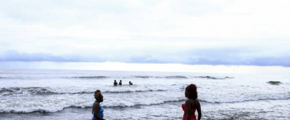 Des touristes sur la plage près de l'hôtel Seme Beach à Limbé, le 4 octobre 2025 au Cameroun Des touristes sur la plage près de l'hôtel Seme Beach à Limbé, le 4 octobre 2025 au Cameroun