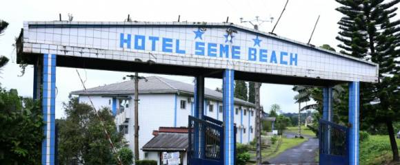 L'entrée de l'hôtel Seme Beach à Limbé, le 4 octobre 2025 au Cameroun L'entrée de l'hôtel Seme Beach à Limbé, le 4 octobre 2025 au Cameroun