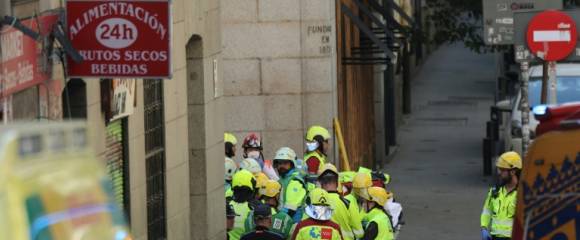 Des policiers et secouristes près du site d'un bâtiment effondré à Madrid, le 7 octobre 2025 en Espagne Des policiers et secouristes près du site d'un bâtiment effondré à Madrid, le 7 octobre 2025 en Espagne