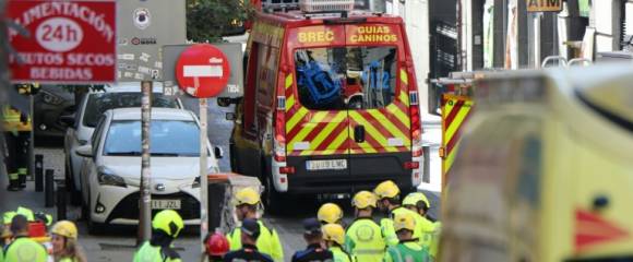 Des policiers et secouristes près du site d'un bâtiment effondré à Madrid, le 7 octobre 2025 en Espagne Des policiers et secouristes près du site d'un bâtiment effondré à Madrid, le 7 octobre 2025 en Espagne