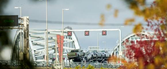 Des véhicules sont transportés vers les États-Unis depuis le Canada au poste frontière du pont Blue Water à Sarnia, en Ontario, le 24 octobre 2025 Des véhicules sont transportés vers les États-Unis depuis le Canada au poste frontière du pont Blue Water à Sarnia, en Ontario, le 24 octobre 2025