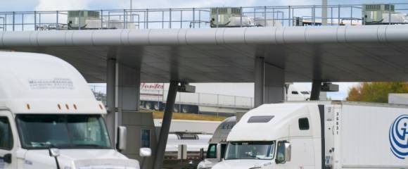 Des camions traversent le Canada en provenance des États-Unis au poste frontalier du pont Blue Water à Sarnia, en Ontario, le 24 octobre 2025 Des camions traversent le Canada en provenance des États-Unis au poste frontalier du pont Blue Water à Sarnia, en Ontario, le 24 octobre 2025