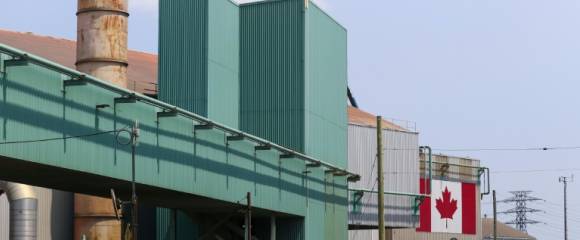 Des travailleurs sortent des bâtiments de fabrication d'acier d'ArcelorMittal Dofasco à Hamilton, en Ontario, le 4 juin 2025 au Canada Des travailleurs sortent des bâtiments de fabrication d'acier d'ArcelorMittal Dofasco à Hamilton, en Ontario, le 4 juin 2025 au Canada
