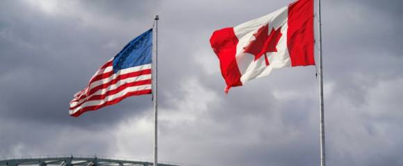 Les drapeaux américain et canadien près du poste frontalier du pont Blue Water à Point Edward, en Ontario, le 24 octobre 2025 au Canada Les drapeaux américain et canadien près du poste frontalier du pont Blue Water à Point Edward, en Ontario, le 24 octobre 2025 au Canada