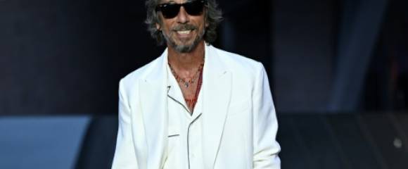 Le styliste et grand couturier italien Pierpaolo Piccioli pose sur le tapis rouge à la Fondation Louis Vuitton à Paris, le 25 juillet 2024 Le styliste et grand couturier italien Pierpaolo Piccioli pose sur le tapis rouge à la Fondation Louis Vuitton à Paris, le 25 juillet 2024
