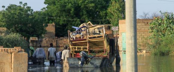 Des habitants transportent leurs effets personnels lors d'inondations dans le village de Wad Ramli au nord de Khartoum au Soudan, le 1er octobre 2025 Des habitants transportent leurs effets personnels lors d'inondations dans le village de Wad Ramli au nord de Khartoum au Soudan, le 1er octobre 2025