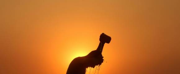 Silhouette d'un ouvrier lors d'une chaude journée d'été à Jammu, en Inde, le 1er juin 2024 Silhouette d'un ouvrier lors d'une chaude journée d'été à Jammu, en Inde, le 1er juin 2024