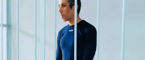 Photo du 23 octobre 2025 publiée par le service de presse unifié des tribunaux de la région de Primorié, montrant le cycliste français Sofiane Sehili, arrêté pour suspicion d'avoir traversé illégalement la frontière russe, dans la cage des accusés lors d'une audience au tribunal dans la colonie extrême-orientale de Pogranitchny Photo du 23 octobre 2025 publiée par le service de presse unifié des tribunaux de la région de Primorié, montrant le cycliste français Sofiane Sehili, arrêté pour suspicion d'avoir traversé illégalement la frontière russe, dans la cage des accusés lors d'une audience au tribunal dans la colonie extrême-orientale de Pogranitchny
