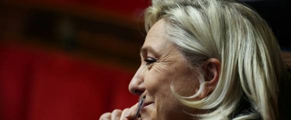 La présidente du groupe Rassemblement national à l'Assemblée nationale, Marine Le Pen, après l'adoption d'une résolution de son parti dénonçant l'accord franco-algérien de 1968, le 30 octobre 2025 à Paris La présidente du groupe Rassemblement national à l'Assemblée nationale, Marine Le Pen, après l'adoption d'une résolution de son parti dénonçant l'accord franco-algérien de 1968, le 30 octobre 2025 à Paris