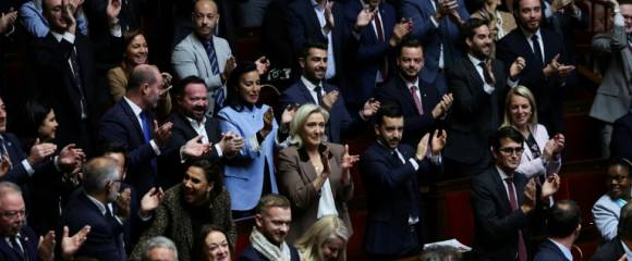 La présidente du groupe Rassemblement national à l'Assemblée nationale, Marine Le Pen, applaudit avec d'autres membres du RN durant l'examen des textes de ce parti le 30 octobre 2025 à Paris La présidente du groupe Rassemblement national à l'Assemblée nationale, Marine Le Pen, applaudit avec d'autres membres du RN durant l'examen des textes de ce parti le 30 octobre 2025 à Paris