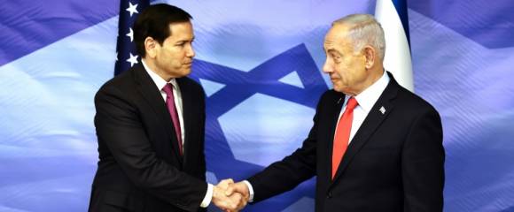 Le Premier ministre israélien Benjamin Netanyahu (D) serre la main du secrétaire d'Etat américain Marco Rubio à Jérusalem, le 23 octobre 2025 Le Premier ministre israélien Benjamin Netanyahu (D) serre la main du secrétaire d'Etat américain Marco Rubio à Jérusalem, le 23 octobre 2025