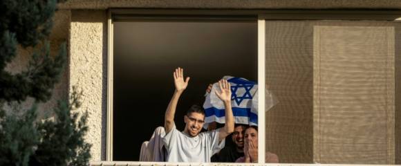 Eviatar David, libéré par le Hamas après avoir été retenu en otage pendant plus de deux ans, salue la foule depuis son domicile à Kfar Saba, dans le centre d'Israël, le 26 octobre 2025 Eviatar David, libéré par le Hamas après avoir été retenu en otage pendant plus de deux ans, salue la foule depuis son domicile à Kfar Saba, dans le centre d'Israël, le 26 octobre 2025