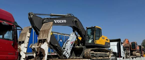 Des véhicules transportant de l'équipement lourd de l'Egypte font la file du côté égyptien du point de passage de Rafah le 26 octobre 2025. Des véhicules transportant de l'équipement lourd de l'Egypte font la file du côté égyptien du point de passage de Rafah le 26 octobre 2025.