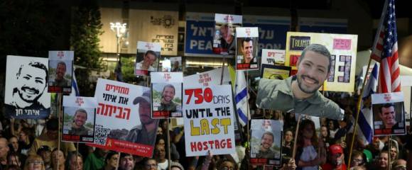 Rassemblement à Tel-Aviv pour appeler à la restitution de tous les corps d'otages encore retenus par le Hamas à Gaza, le 25 octobre 2025 Rassemblement à Tel-Aviv pour appeler à la restitution de tous les corps d'otages encore retenus par le Hamas à Gaza, le 25 octobre 2025