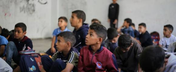 Des enfants palestiniens assis par terre écoutent leur institutrice dans le camp de réfugiés de Nousseirat, dans le centre de la bande de Gaza, le 26 octobre 2025 Des enfants palestiniens assis par terre écoutent leur institutrice dans le camp de réfugiés de Nousseirat, dans le centre de la bande de Gaza, le 26 octobre 2025
