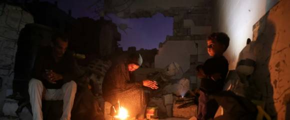 Des Palestiniens allument un feu dans un bâtiment endommagé à Khan Younès où ils ont trouvé refuge, dans le sud de la bande de Gaza, le 25 octobre 2025 Des Palestiniens allument un feu dans un bâtiment endommagé à Khan Younès où ils ont trouvé refuge, dans le sud de la bande de Gaza, le 25 octobre 2025