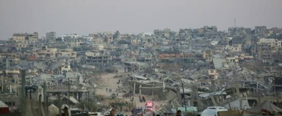 Des Palestiniens marchent devant des bâtiments détruits à Khan Younès, dans le sud de la bande de Gaza, le 25 octobre 2025 Des Palestiniens marchent devant des bâtiments détruits à Khan Younès, dans le sud de la bande de Gaza, le 25 octobre 2025