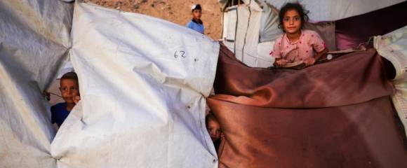 Des enfants palestiniens posent pour une photo près de leur abri de fortune à Khan Younès, dans le sud de la bande de Gaza, le 25 octobre 2025 Des enfants palestiniens posent pour une photo près de leur abri de fortune à Khan Younès, dans le sud de la bande de Gaza, le 25 octobre 2025