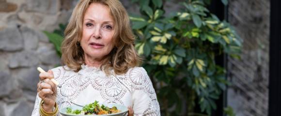 Anne Chassaignon, retraitée française devenue végane du jour au lendemain, pose le 23 octobre 2025 à Ermenonville, au nord de Paris Anne Chassaignon, retraitée française devenue végane du jour au lendemain, pose le 23 octobre 2025 à Ermenonville, au nord de Paris