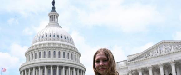 Eva Lighthiser pose devant le Capitole à Washington le 16 juillet 2025 Eva Lighthiser pose devant le Capitole à Washington le 16 juillet 2025